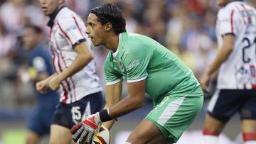 Antonio Rodr&iacute;guez jugando para Chivas en los amistosos.