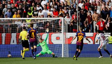 El jugador del Sevilla, Jesús Navas, marca el 1-0.
