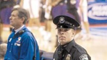 <b>Policías a pie de pista en Detroit</b> La policía de Auburn Hills vigilaba a pie de pista el partido Detroit Pistons-Toronto Raptors, en el Palace.