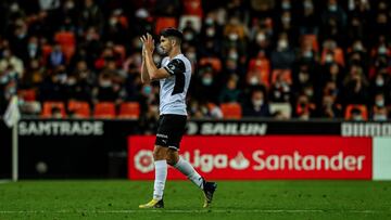 Carlos Soler of Valencia gestures during the Santander League match between Valencia CF and Granada CF at the Mestalla Stadium on March 5, 2022, in Valencia, Spain.  AFP7  05/03/2022 ONLY FOR USE IN SPAIN