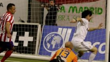 <b>ESPECTÁCULO. </b>Amavisca trata de alcanzar junto al palo un rechace de Diego ante la mirada de Moya, que acabaría expulsado.