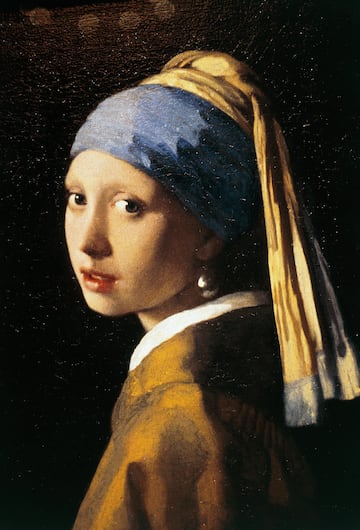 Johannes Vermeer van Delft es uno de los pintores neerlandeses más reconocidos del arte Barroco y una de sus obras más conocidas es ‘La joven de la perla’. La obra (también conocida como ‘Muchacha con turbante’) fue ejecutada entre 1665 y 1667. La modelo que aparece en el cuadro es desconocida, a pesar de las numerosas especulaciones que dicen ser una criada del artista. La pintura se encuentra actualmente en el museo Mauritshuis de La Haya. El Óleo sobre tela tiene unas dimensiones de 46,5 × 40.