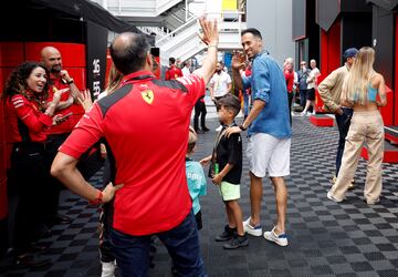 El futbolista del FC Barcelona Sergio Busquets con su esposa, Elena Galera, y sus hijos visitan el Circuito de Montmeló.