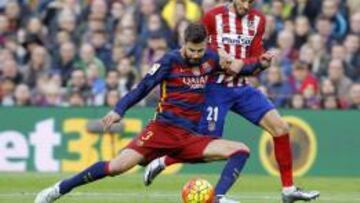 Piqué le gana un balón a Carrasco durante el partido de ida de cuartos de final de la Champions League.