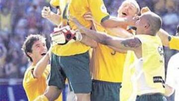 <b>EL 2-1. </b>De este modo celebró Australia el gol que le hacía remontar el choque.