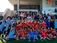 La Selección española femenina Sub-17, entrenada por Mila Martínez, celebrando su clasificación para la fase final de la Eurocopa de la categoría.