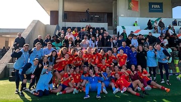 La Selección española femenina Sub-17, entrenada por Mila Martínez, celebrando su clasificación para la fase final de la Eurocopa de la categoría.