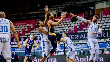 Clevin Hannah lanza ante la defensa de Renfroe y Rivero en el MoraBanc Andorra - Hereda San Pablo Burgos.