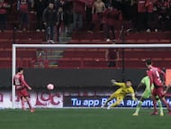 Tijuana's midfielder #19 Gilberto Mora scores his team's second goal from the penalty spot during the play-in of Liga MX Apertura football match between Tijuana and Juarez at Caliente Stadium in Tijuana, Mexico on November 20, 2025. (Photo by Guillermo Arias / AFP)