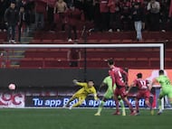 Tijuana's midfielder #19 Gilberto Mora scores his team's second goal from the penalty spot during the play-in of Liga MX Apertura football match between Tijuana and Juarez at Caliente Stadium in Tijuana, Mexico on November 20, 2025. (Photo by Guillermo Arias / AFP)