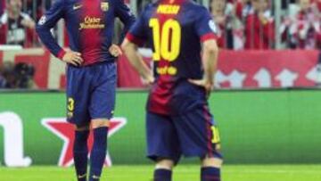 Piqué, con Messi de espaldas, superado.