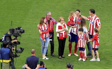 La familia de Torres también se emocionó. 