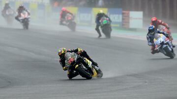 Aprilia Spanish rider Maverick Vinales (L) rides during the Argentina Grand Prix MotoGP race, at Termas de Rio Hondo circuit, in Santiago del Estero, Argentina, on April 2, 2023. (Photo by JUAN MABROMATA / AFP)