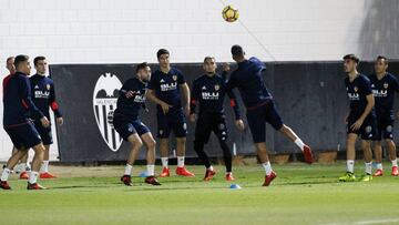 La plantilla del Valencia entren&aacute;ndose.