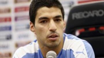El delantero uruguayo del Barcelona FC Luis Suárez habla durante la rueda de prensa que ofreció con motivo de su regreso a la selección de su país luego de casi dos años de ausencia por sanción.