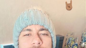 Neymar presume de bigote e inaugura el Movember