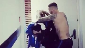 Mauro Icardi y su divertida broma al utilero del Inter de Mil&aacute;n. Foto: redes sociales