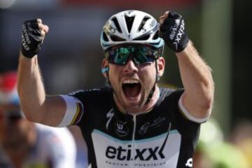 Mark Cavendish se impusó a Greipel y Sagan al sprint en la meta en Fougeres.