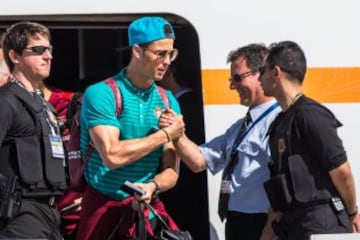 El jugador de Portugal Cristiano Ronaldo saluda a su llegada al aeropuerto de ViraCopos, en Campinas (Brasil). 