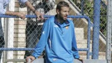 Luis García presencia en la banda el entrenamiento de ayer.