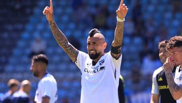 Futbol, Huachipato vs Colo Colo
Decimoctava fecha, campeonato Nacional 2024.
El jugador de Colo Colo Arturo Vidal celebra tras el partido de primera division contra Huachipato disputado en el estadio CAP de Talcahuano, Chile.
13/10/2024
Marco Vasquez/Photosport
Football, Huachipato vs Colo Colo
18th date, 2024 National Championship.
Colo Colo player Arturo Vidal celebrates after the first division match against Huachipato held at the CAP stadium in Talcahuano, Chile.
13/10/2024
Marco Vasquez/Photosport
