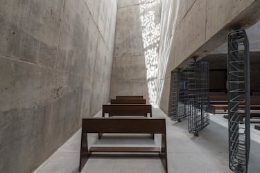 El diseño está inspirado en la geología de la isla volcánica que la acoge, con cuatro volúmenes macizos que parecen rocas incrustadas en el suelo.