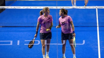 Ariana S¨¢nchez, la primera por la izquierda, jugadora estelar en Estados Unidos.