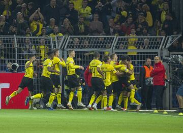 Los jugadores del Borussia celebrando el gol 1-0 de Witsel 