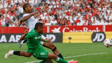 Vitor Roque realiza un disparo ante Badé.