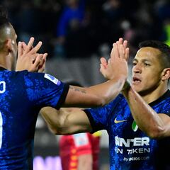 Alexis marca y el Inter de Milán sigue luchando por el Scudetto