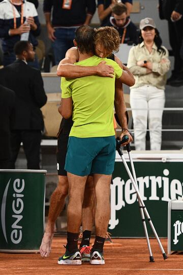 Zverev se torció el tobillo derecho y cayó sobre la arcilla, entre gritos de dolor, al intentar devolver un tiro de drive. Salió en silla de ruedas de la pista para ser atendido y volvió en muletas, con el pie inflamado, para decirle al juez de silla que 