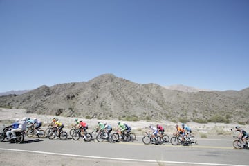 Fernando Gaviria ganó la cuarta etapa de la carrera argentina. Se impuso en el embalaje ante Peter Sagan y celebró por primera vez con el Movistar Team.