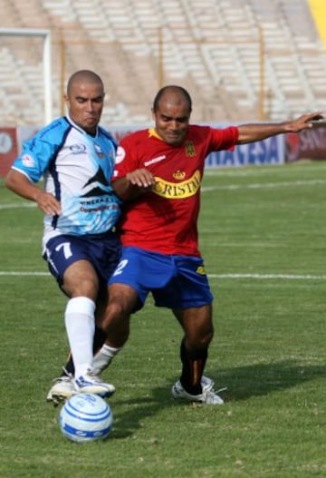 Destacado puntero derecho, vivió su apogeo en Universidad de Chile, en donde salió campeón en 2004. Formó parte de la selección chilena que consiguió la medalla de bronce en los JJ.OO de Sidney 2000.