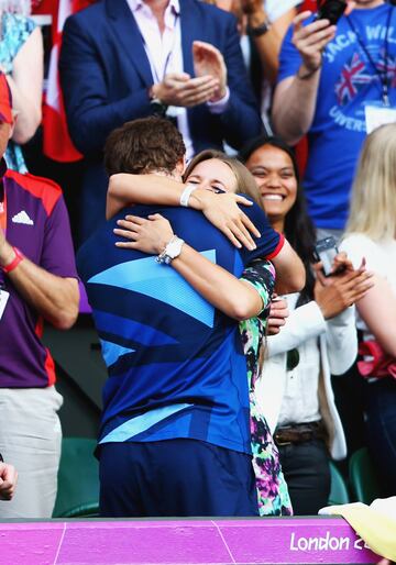 El escocés ganó la medalla de oro en los Juegos Olímpicos de Londres 2012 tras vencer a Roger Federer. Por ello, no hubo mejor manera de recordar ese momento que darle un beso a su novia de entonces y actual mujer, Kim Sears, que estaba en la grada.
