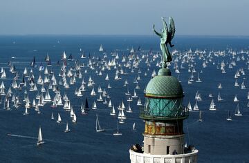 Cada segundo domingo de octubre tiene lugar la Barcolana, la regata más multitudinaria del mundo, que desde 1969 reúne a miles de embarcaciones, tanto profesionales como amateurs, en la bahía de Trieste (Italia). La imagen muestra una vista aérea de la prueba, en aguas del Adriático, con el faro de La Victoria en primer término.