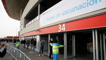 Primer día de vacunación en el Wanda Metropolitano, el estadio del Atlético de Madrid, de policías municipales, bomberos y profesionales de Protección Civil, este jueves en Madrid, donde comienza también la vacunación para profesores de hasta 55 años con dosis de AstraZeneca en el Wanda, en centros de atención primaria y en el hospital Enfermera Isabel Zendal. EFE/ Juan Carlos Hidalgo