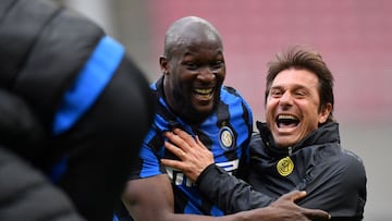 Soccer Football - Serie A - Inter Milan v Cagliari - San Siro, Milan, Italy - April 11, 2021 Inter Milan coach Antonio Conte and Inter Milan&#039;s Romelu Lukaku celebrate their first goal scored by Inter Milan&#039;s Matteo Darmian REUTERS/Daniele Mascol