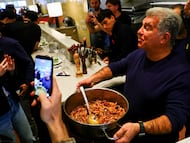 Laporta, a punto de servir macarrones a sus seguidores.