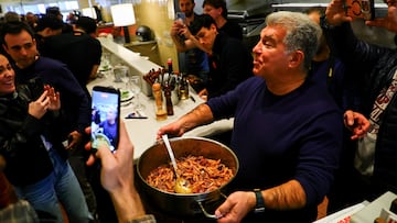 Laporta, a punto de servir macarrones a sus seguidores.