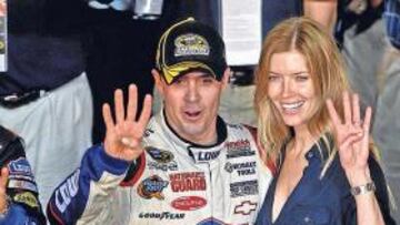 <b>CUATRO DEDOS. </b>Jimmie con su mujer Chandra.