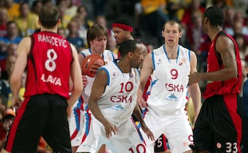 Un alero que marcó época en el baloncesto europeo del que se despidió en 2012 tras esa final perdida ante el Olympiacos, la del tiro de Printezis. Previamente ganó dos veces la Euroliga (2007 y 2008), la primera con el Panathinaikos y la segunda con el CSKA. En 2008, además, también fue el mejor del curso europeo con el equipo moscovita. Su debut en la Euroliga fue con la Benetton en 2005.