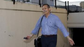 <b>SATISFECHO. </b>Bosch abandona ayer sus oficinas en el sevillano barrio de Nervión.