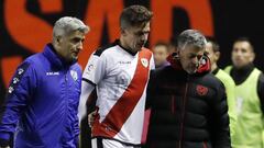 Elustondo sale lesionado del campo con el doctor y el fisio del Rayo.