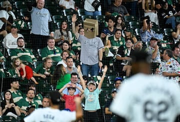 Durante gran parte de la temporada, aficionados de los White Sox usaron máscaras de papel.