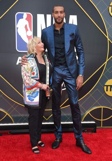 El jugador francés Rudy Gobert con su madre Corinne Gobert.