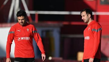 10-01-23. GIO ZARFINO (IZDA) Y CARLOS IZQUIERDOZ, DURANTE EL ENTRENAMIENTO DEL SPORTING EN MAREO.