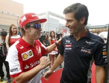 Fernando Alonso y Mark Webber se saludan.