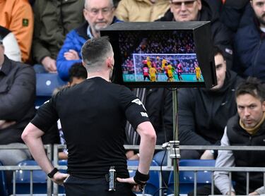 Update to Blue Card rules: managers exempt and goalkeepers forced off
