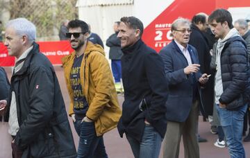 Los exjugadores Tiko y Armando esperan para poder votar. 