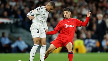 Montiel, junto a Mbappé en el Real Madrid-Sevilla.